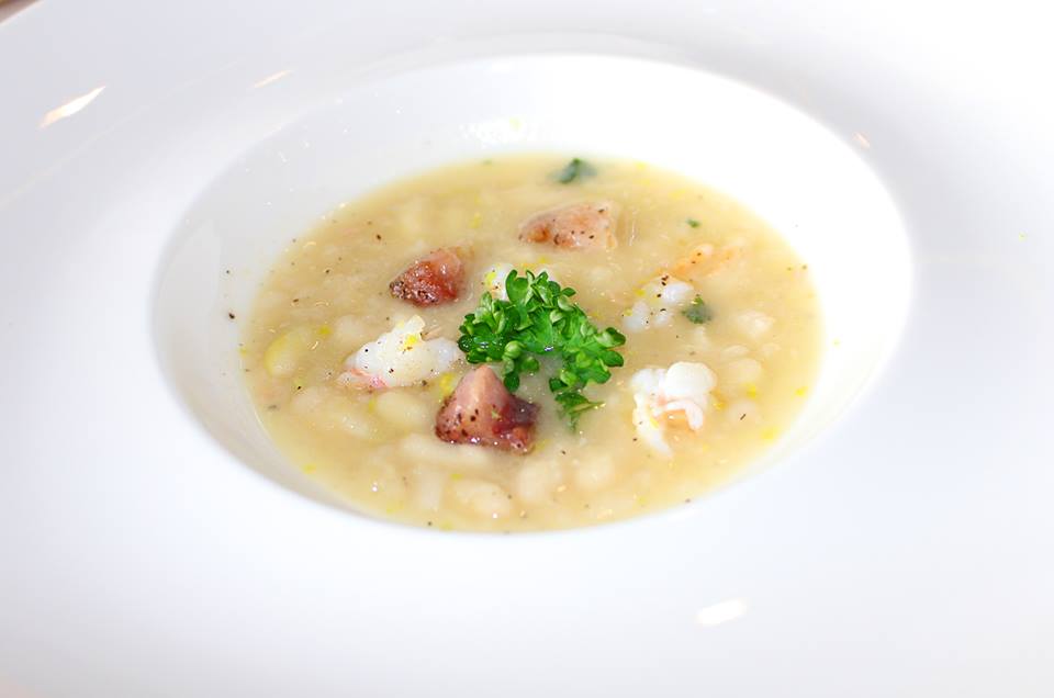 Zuppa di fagioli cannellini con scampi, musetto di vitello e lime